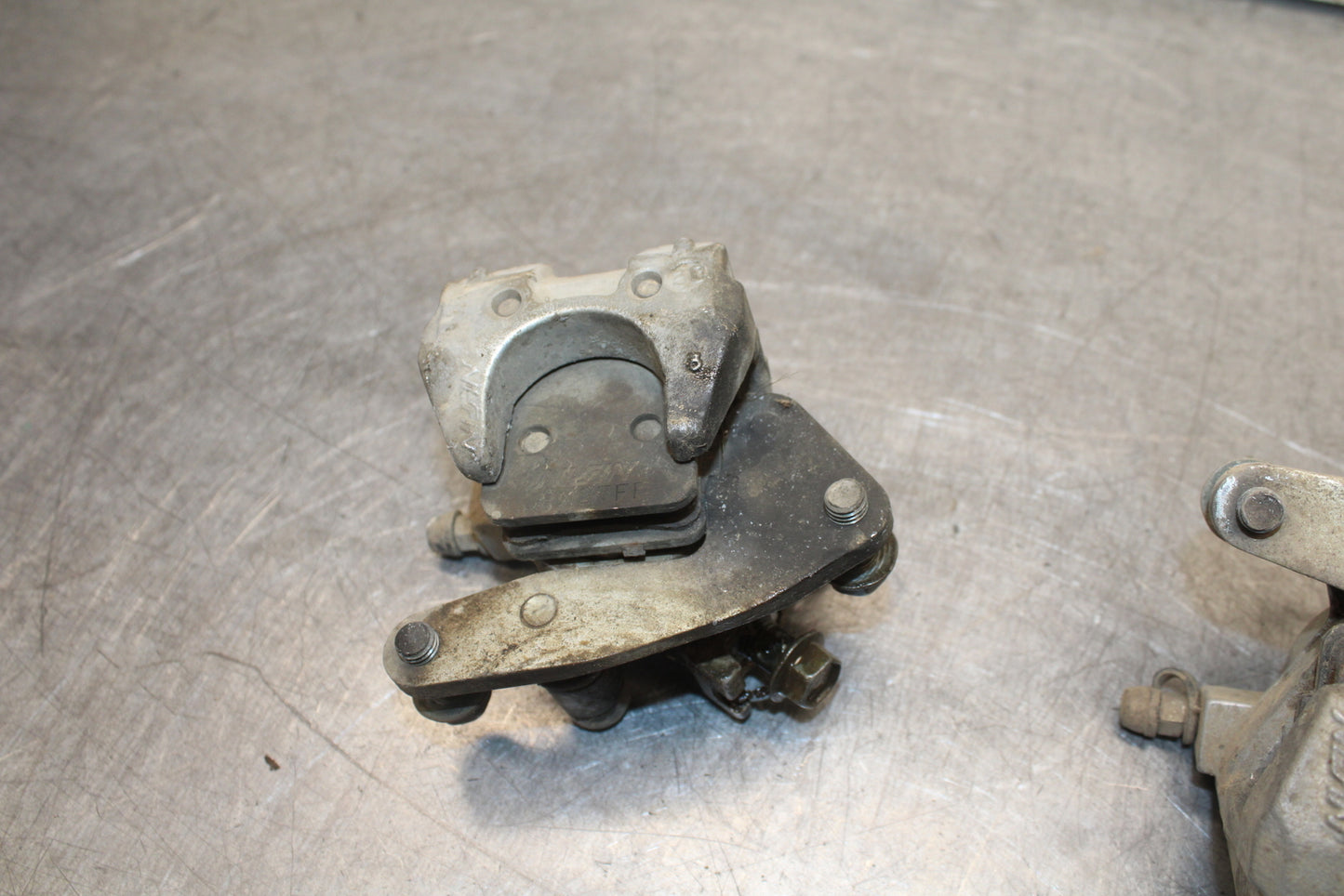 01-05 YAMAHA RAPTOR 660R LEFT RIGHT FRONT BRAKE CALIPER BB695