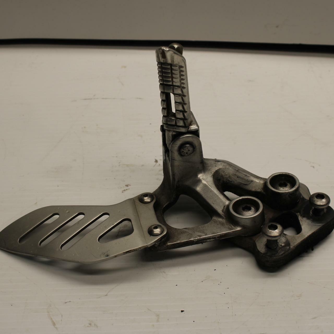 06-07 SUZUKI GSXR600 LEFT REARSET REAR SET DRIVER FOOT PEG REST STOP BB243