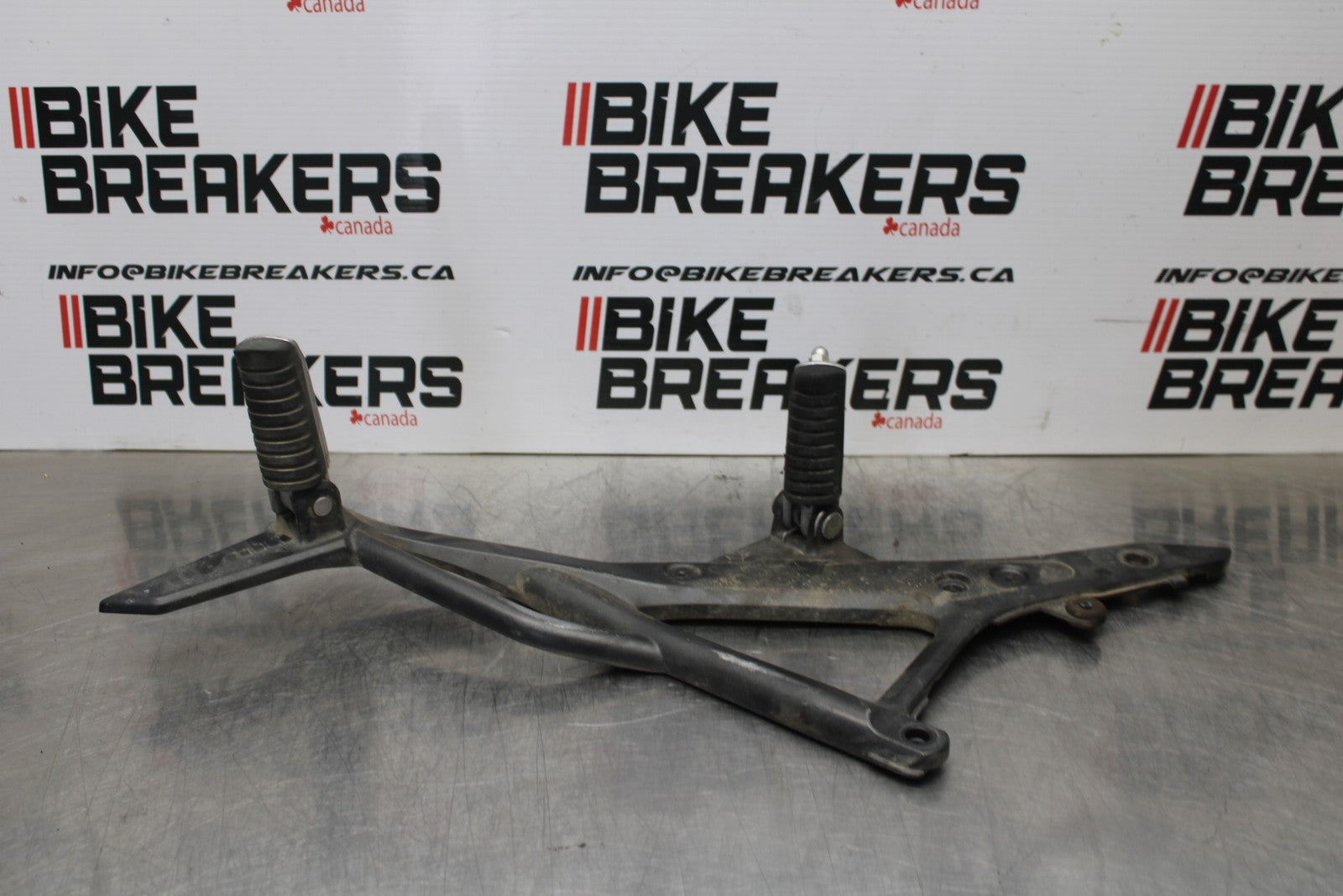 09-10 KAWASAKI ER-6N LEFT REARSET REAR SET DRIVER FOOT PEG REST STOP BB205