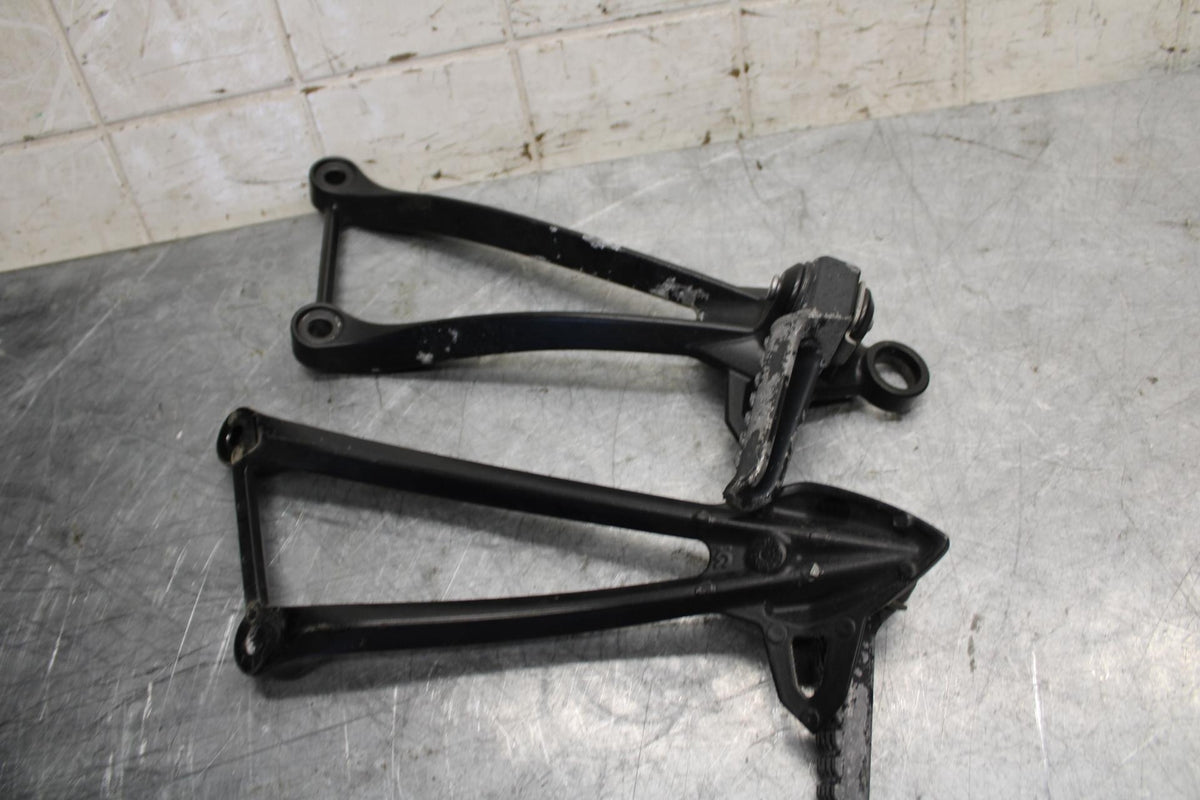 2008 Kawasaki Ninja ZX10R  REAR BACK PASSENGER PEG SET PAIR 34028-0094 BB524
