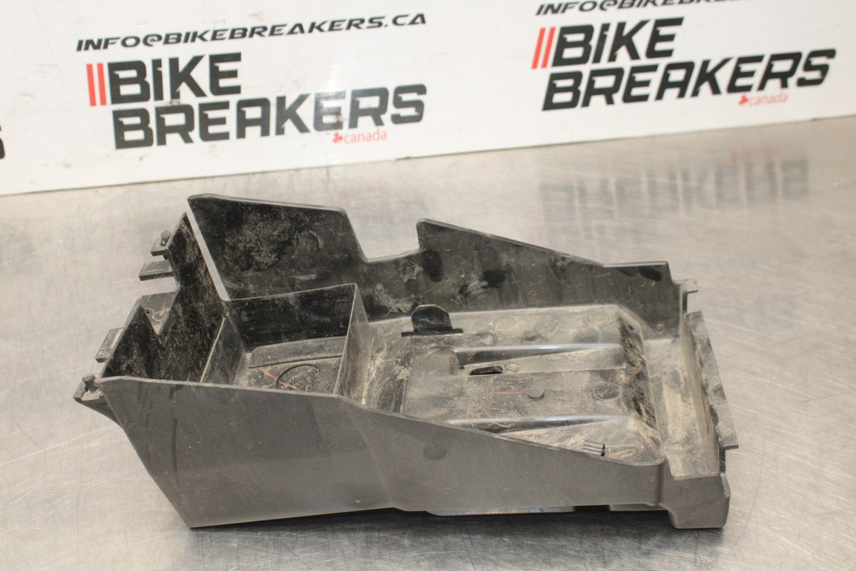 24 KAWASAKI NINJA 500 ABS REAR BACK TAIL UNDERTAIL BATTERY TRAY PLASTIC BB818