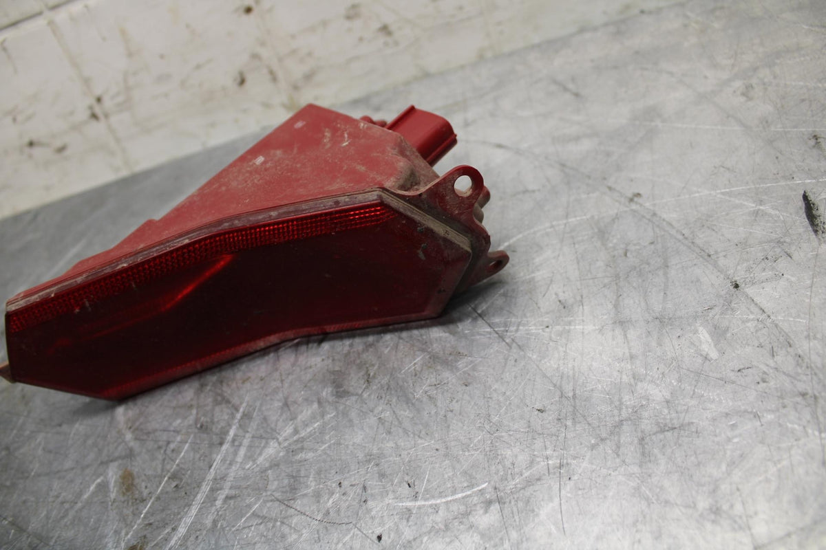18 YAMAHA YZF R1  REAR TAIL TAILLIGHT BACK BRAKE LIGHT BB473