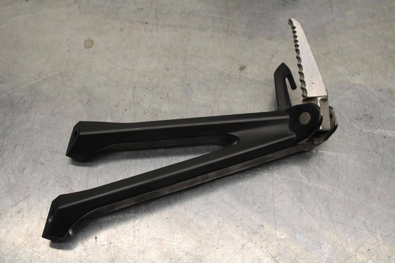 2011 Suzuki GSXR600 REAR BACK PASSENGER PEG SET PAIR BB605