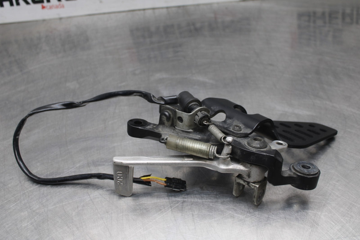 08-16 YAMAHA YZF R6 RIGHT REARSET REAR SET DRIVER FOOT PEG BRACKET MOUNT BB856