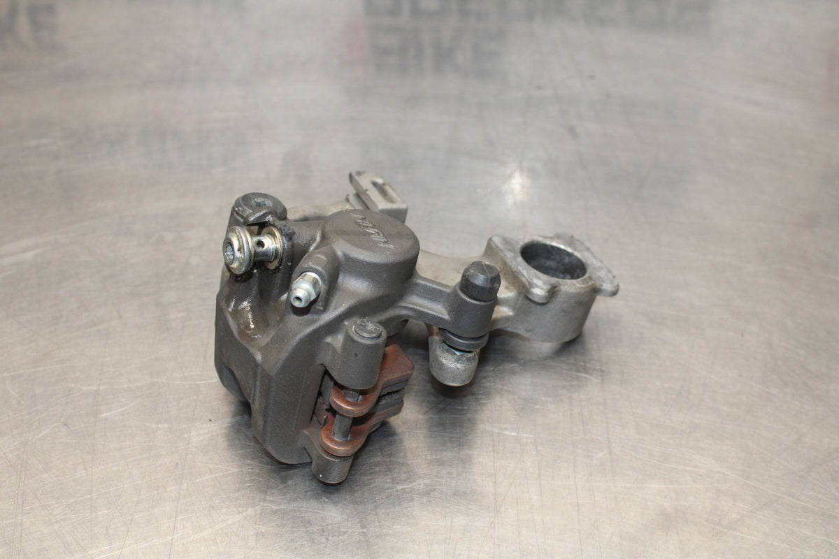 09 SUZUKI GSXR1000 REAR BACK BRAKE CALIPER W MOUNT BRACKET BB777