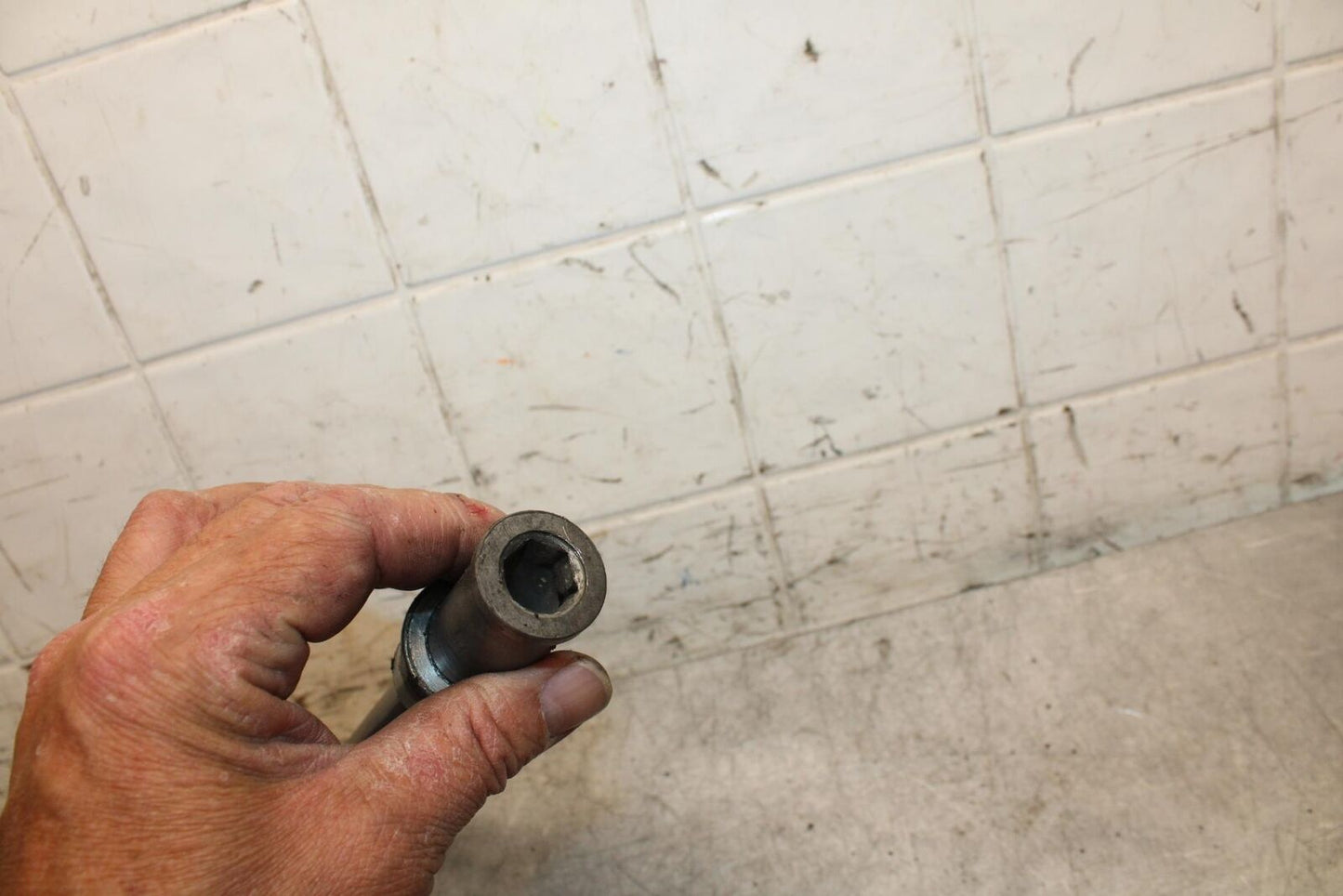 2001 Kawasaki Ninja ZX6 ZX600E FRONT WHEEL RIM AXLE PIVOT BOLT BB547