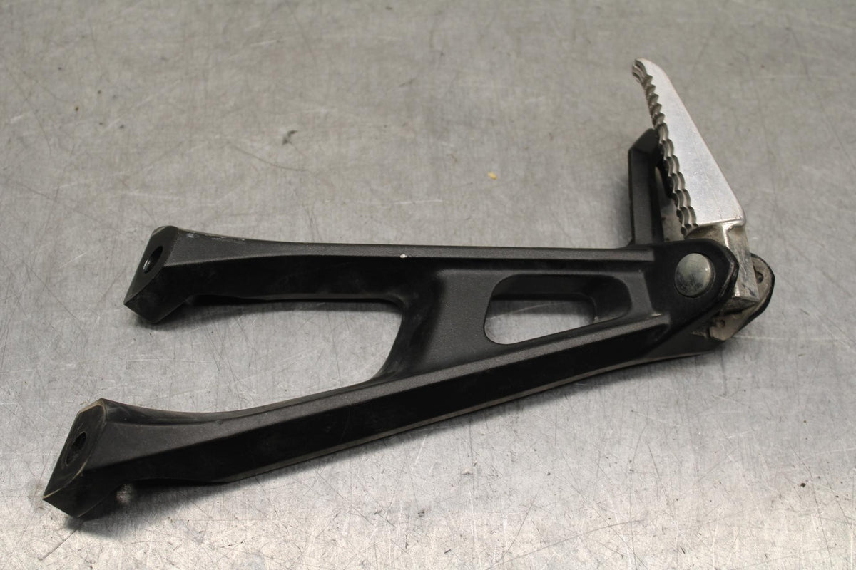 09-16 SUZUKI GSXR1000 REAR FOOT RESTS PEGS STEPS SET PAIR BB642