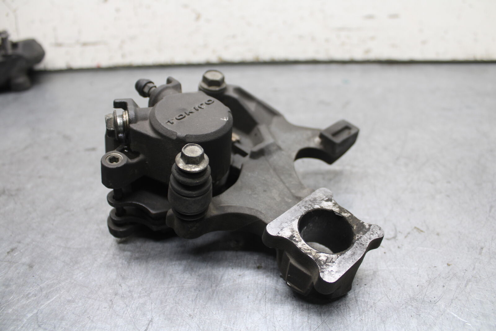 08-09 SUZUKI GSXR600 REAR BACK BRAKE CALIPER W MOUNT BRACKET BB728
