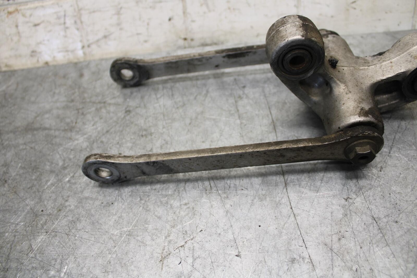 2001 Suzuki GSXR1000 REAR DOGBONE SHOCK LINKAGE LINK 62600-35870 BB52
