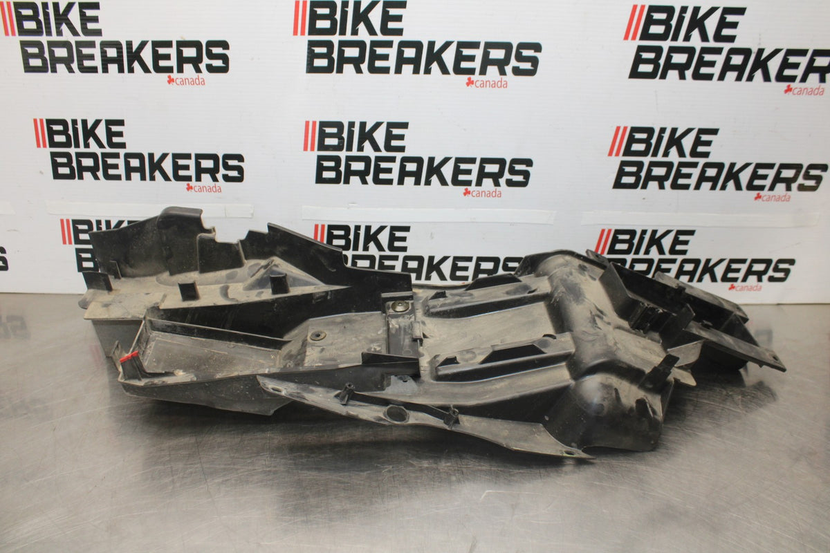 05-06 KAWASAKI NINJA ZX6R REAR BACK TAIL UNDERTAIL BATTERY TRAY PLASTIC BB877