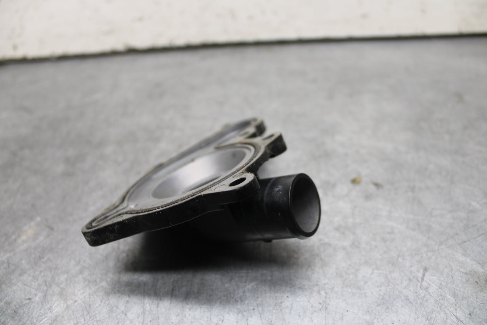 22-24 YAMAHA XSR900 ENGINE WATER COOLANT PUMP COVER BB683