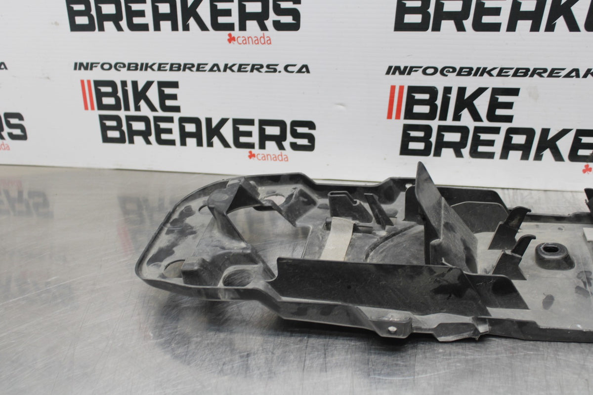 08-10 SUZUKI GSXR 600 REAR BACK TAIL UNDERTAIL BATTERY TRAY PLASTIC BB765