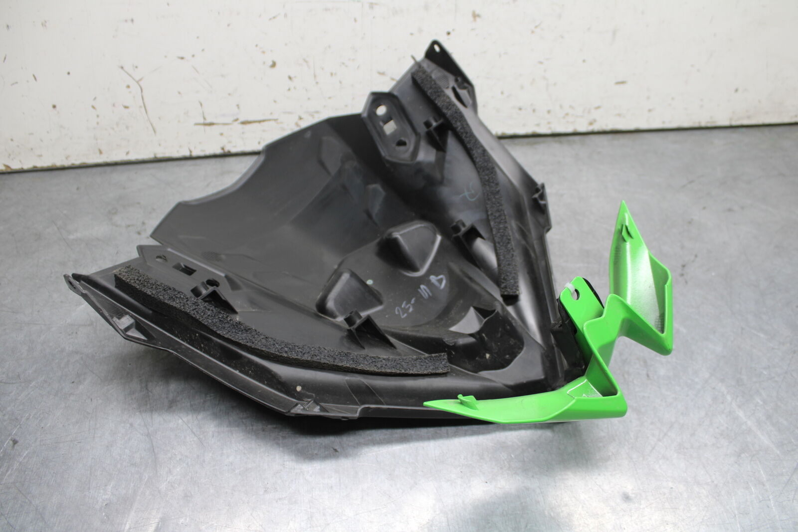 18-24 KAWASAKI NINJA 650 FRONT CENTER COWL FAIRING BB725