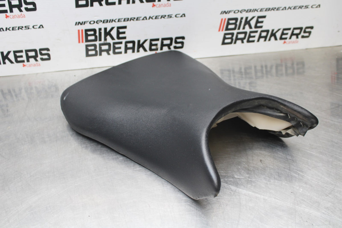 03-05 YAMAHA YZF R6  FRONT DRIVERS SEAT PAD SADDLE PILLION BB793