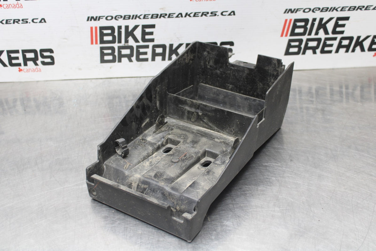24 KAWASAKI NINJA 500 ABS REAR BACK TAIL UNDERTAIL BATTERY TRAY PLASTIC BB818