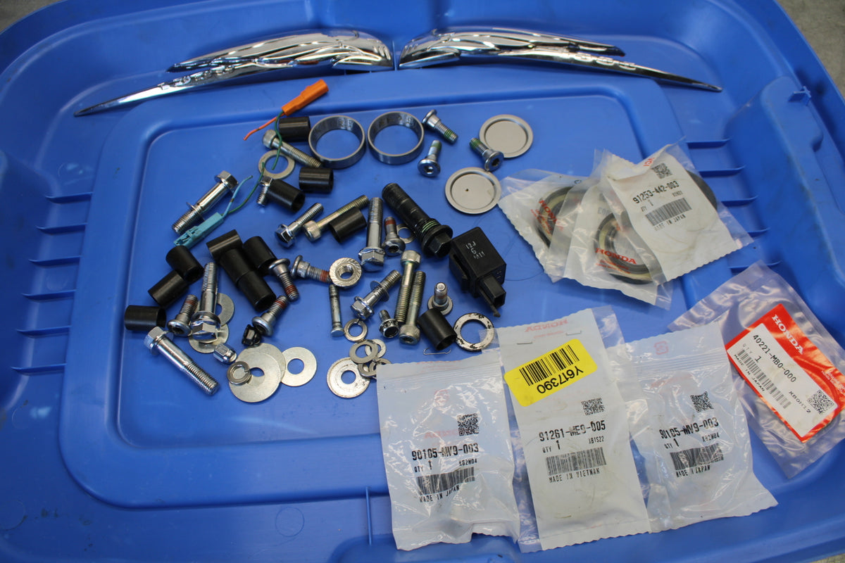 2008 Honda VTX1300C MOUNTING BOLTS HARDWARE MOTOR SCREWS  bb673