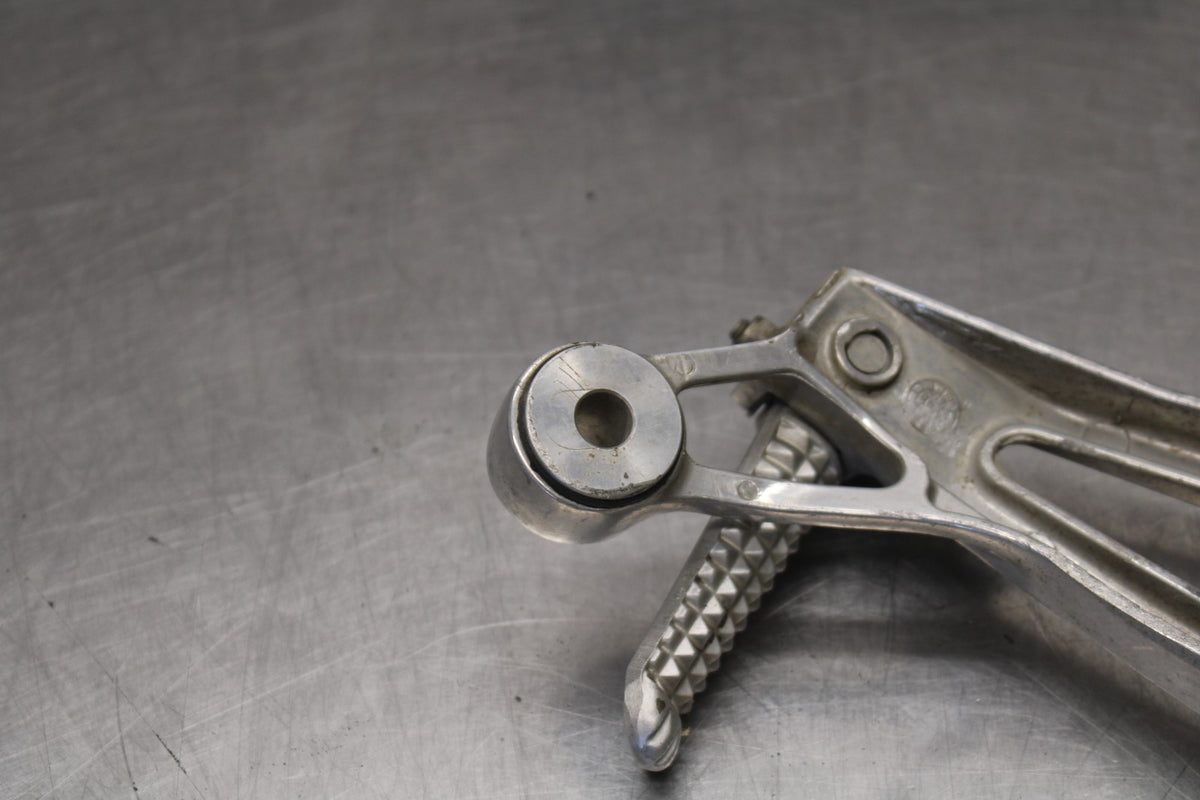 03 YAMAHA YZF R1 RIGHT REAR BACK PASSENGER PEG BB895