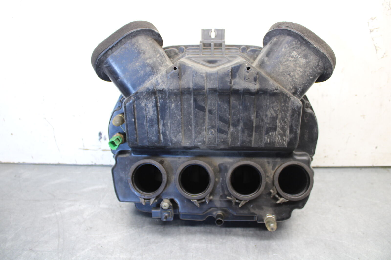 04-05 SUZUKI GSXR600 AIRBOX AIR INTAKE FILTER BOX 13700-29G00 13741-29G00 BB658