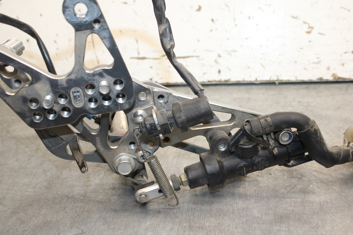 07-08 YAMAHA YZF R1 RIGHT REARSET REAR SET DRIVER FOOT PEG REST STOP BB724