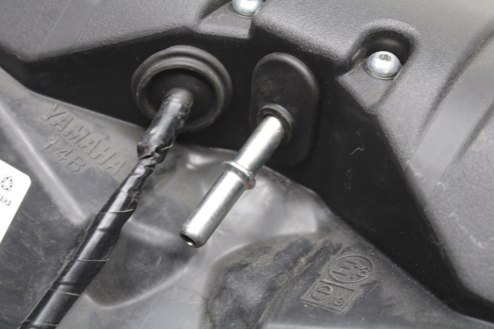 09-14 YAMAHA YZF R1 AIRBOX AIR INTAKE FILTER BOX BB696