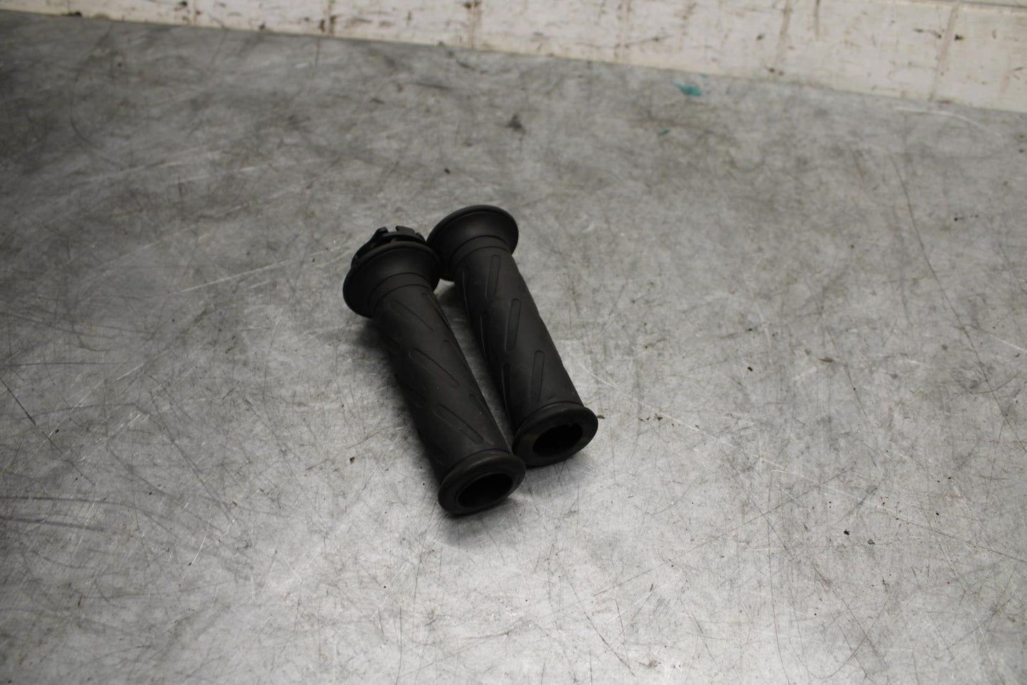 06-07 SUZUKI GSXR750 GRIPS THROTTLE CABLE LINE HOUSING GUIDE BB543