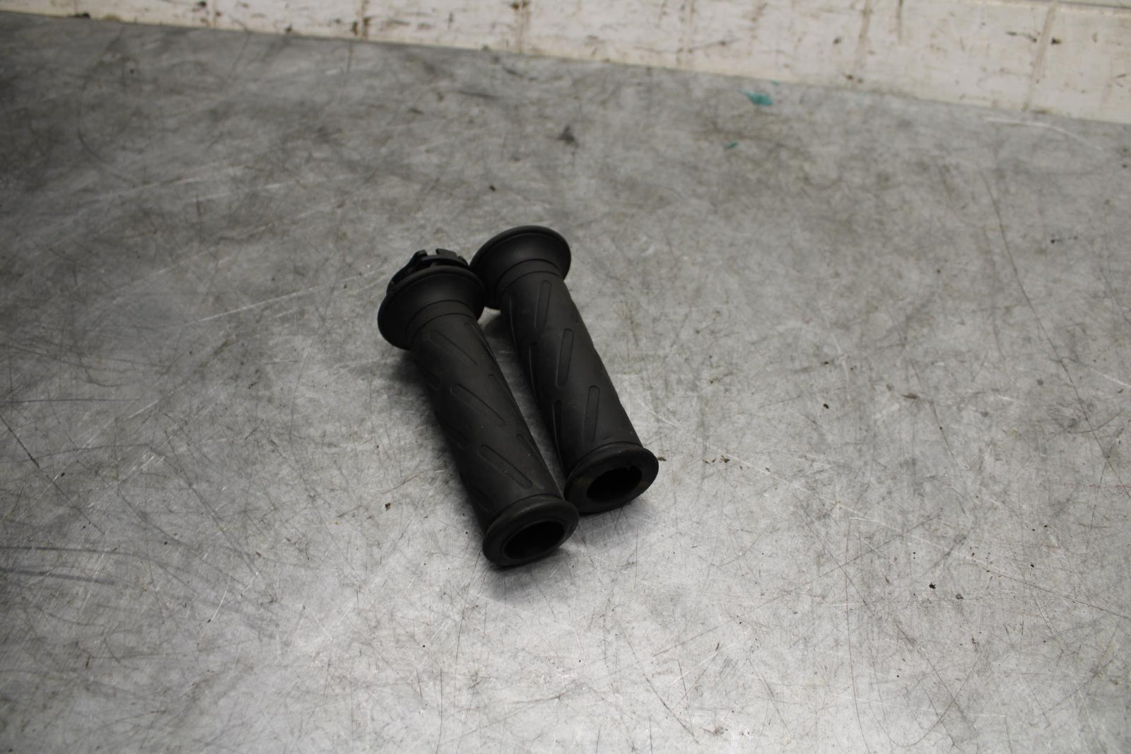 06-07 SUZUKI GSXR750 GRIPS THROTTLE CABLE LINE HOUSING GUIDE BB543