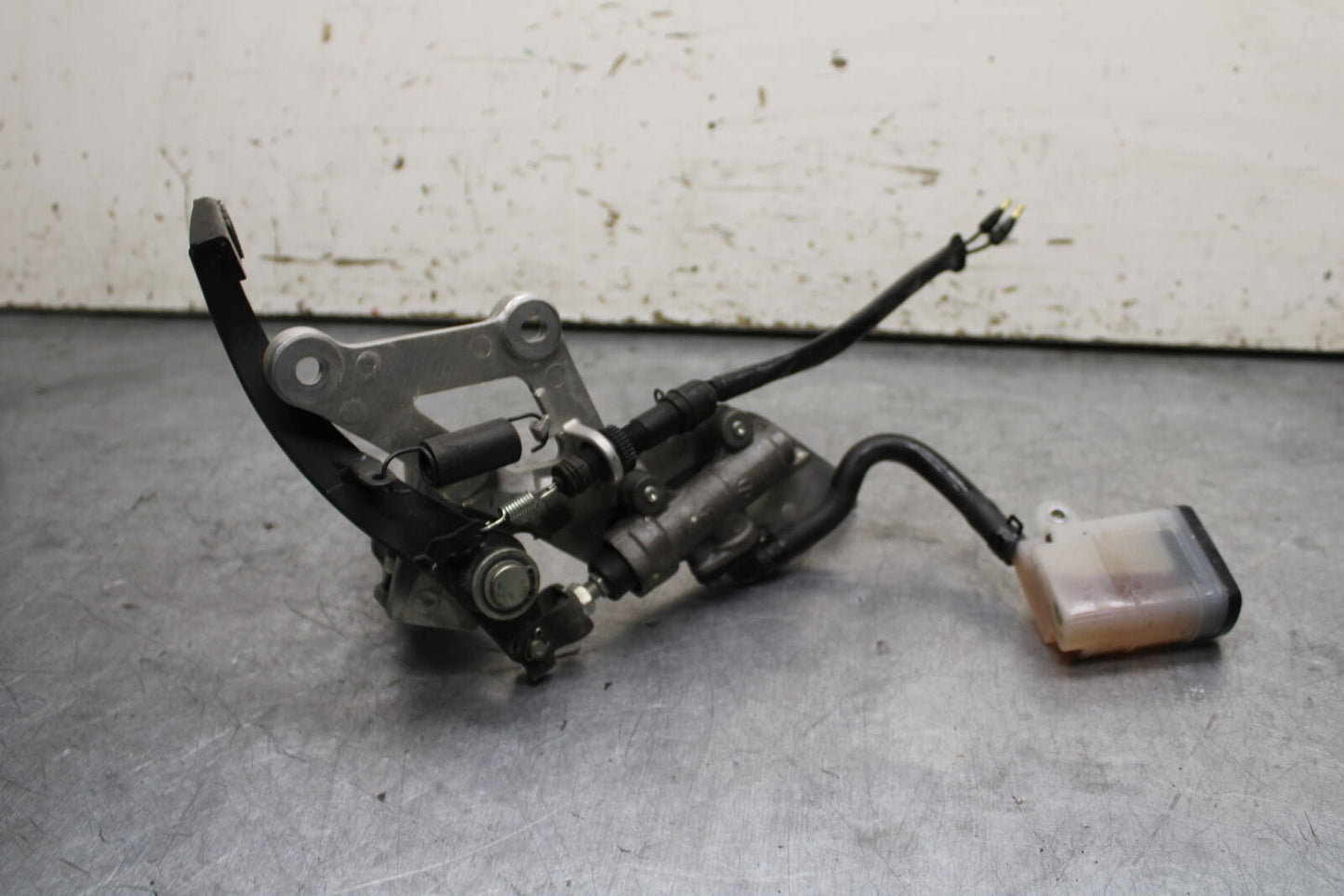 15-16 HONDA CB300F RIGHT REARSET REAR SET DRIVER FOOT PEG REST STOP BB740