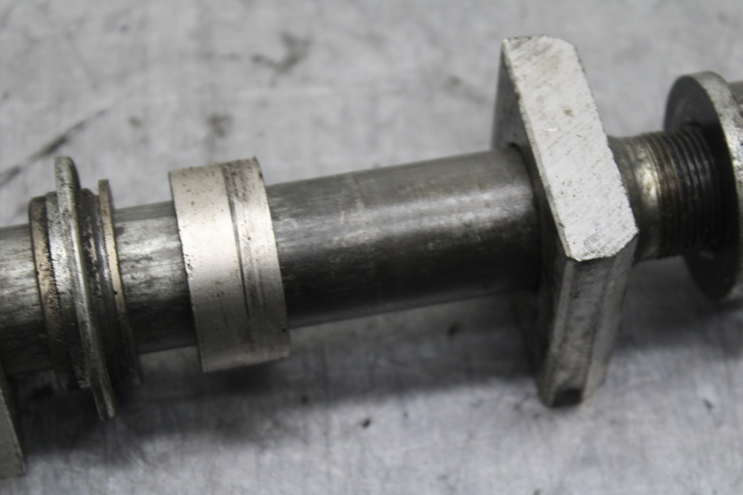 01-03 SUZUKI GSXR600 REAR AXLE BACK WHEEL RIM PIVOT BOLT AXEL BB336