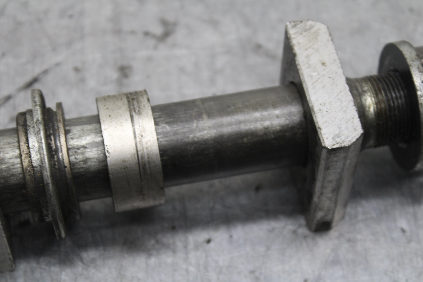 01-03 SUZUKI GSXR600 REAR AXLE BACK WHEEL RIM PIVOT BOLT AXEL BB336