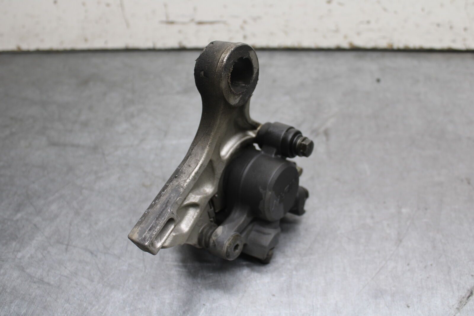 05-06 HONDA CBR600RR REAR BACK BRAKE CALIPER W MOUNT BRACKET BB727