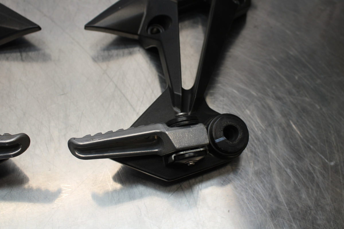 07 KAWASAKI Z1000 REAR BACK PASSENGER PEG SET PAIR BB148