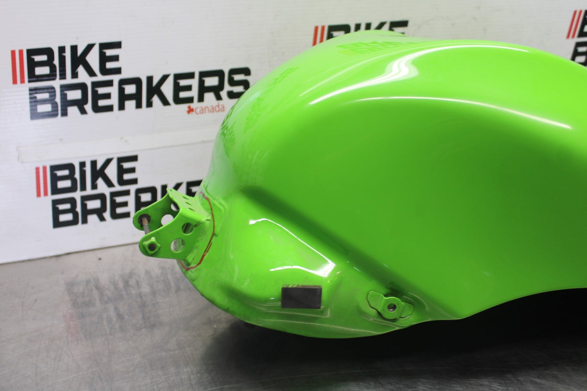 04-05 KAWASAKI NINJA ZX10R GAS TANK FUEL CELL PETROL RESERVOIR BB931