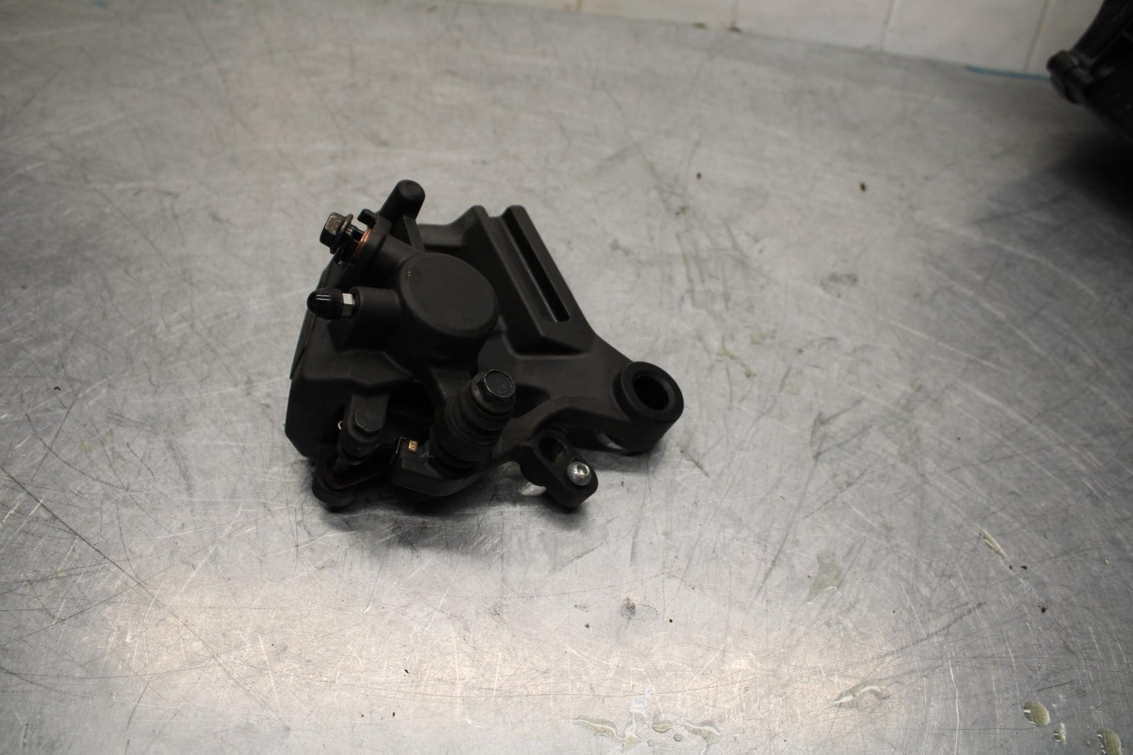 17-18 YAMAHA YZF R3 REAR BACK BRAKE CALIPER W MOUNT BRACKET BB438
