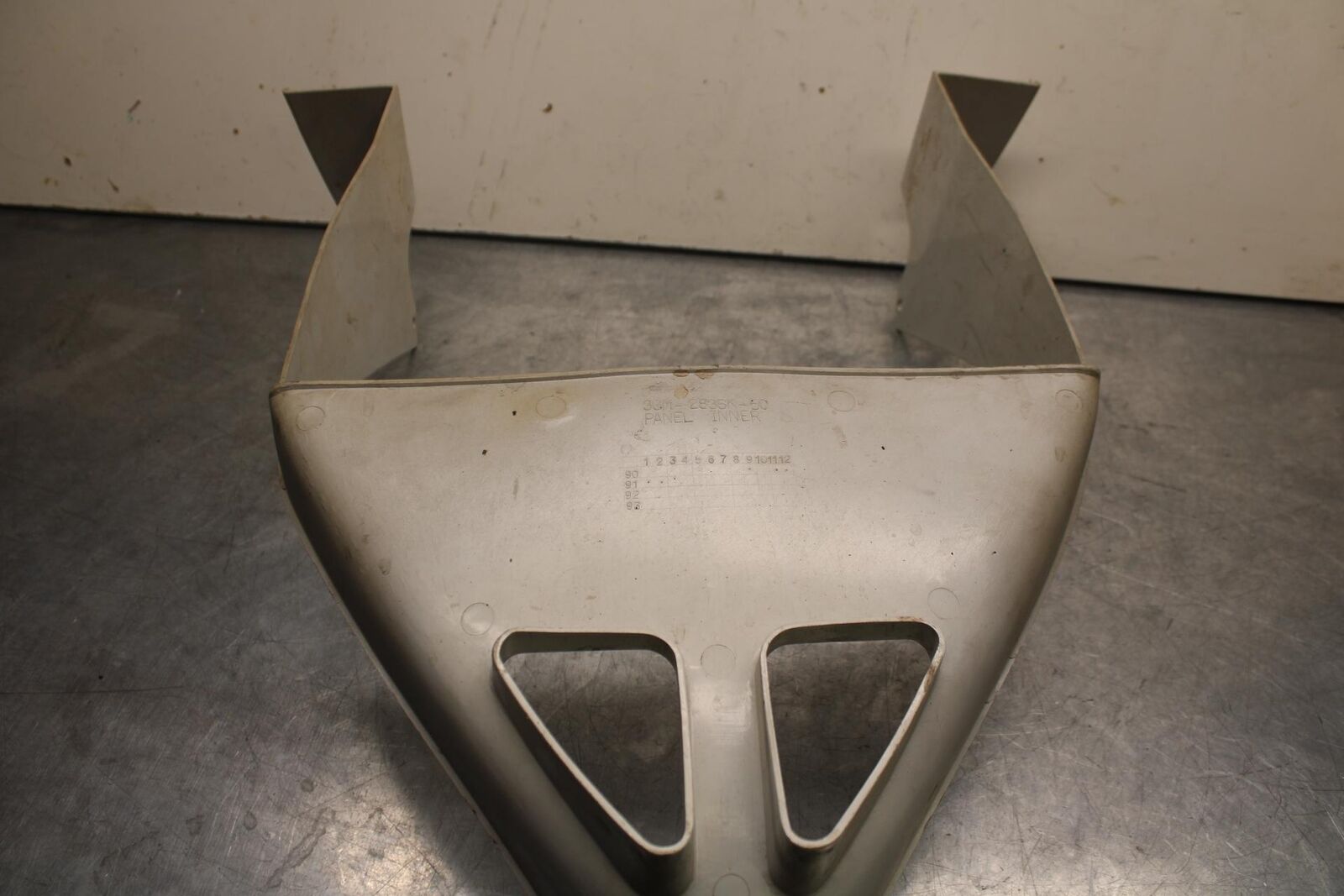 1992 Yamaha FZR1000 FRONT LOWER INNER EXHAUST V FAIRING COWL GUARD BB339