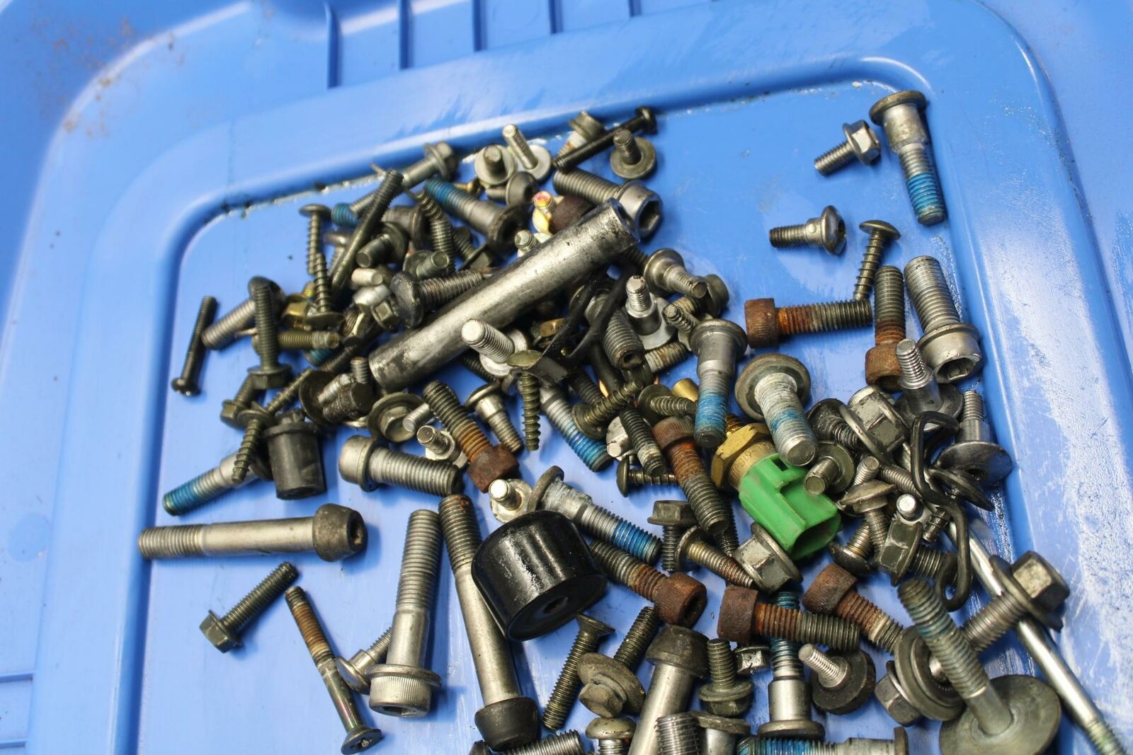 04-05 SUZUKI GSXR750 ENGINE MOUNTING BOLTS ASSORTED HARDWARE SCREWS BB270