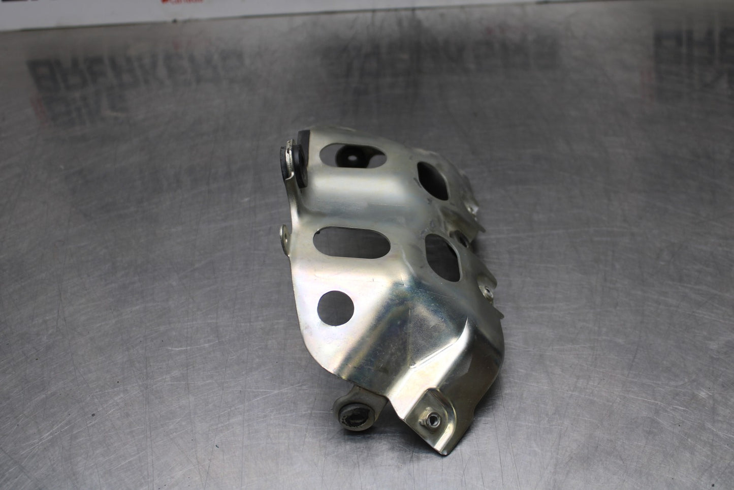 07 SUZUKI GSXR1000 FRONT GAS TANK FUEL CELL FAIRING COWL MOUNT BRACKET BB770