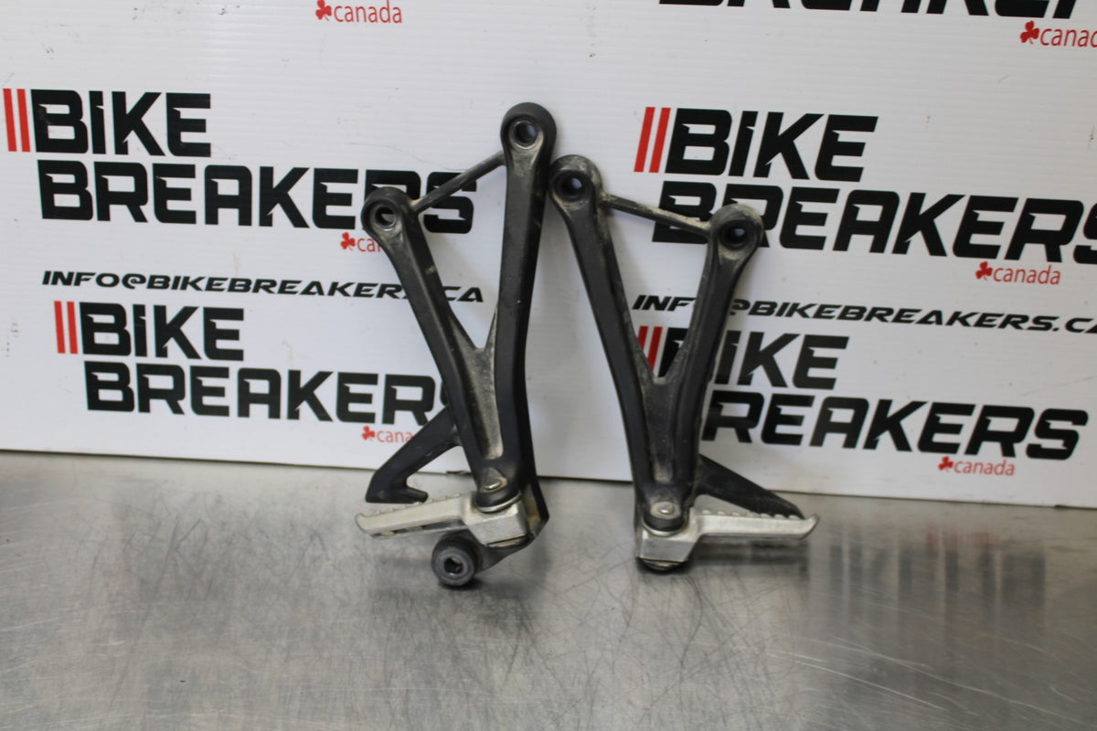 24-25 KAWASAKI NINJA ZX4R REAR BACK PASSENGER PEG SET PAIR BB174