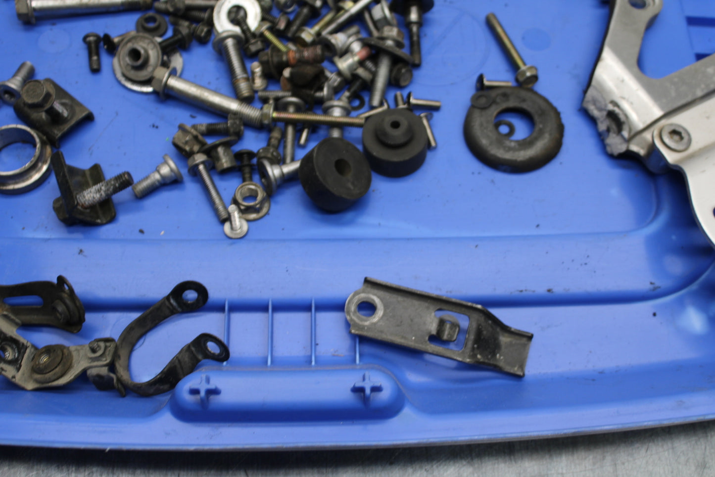 00-02 KAWASAKI NINJA ZX6R MOUNTING BOLTS HARDWARE MOTOR SCREWS BB750