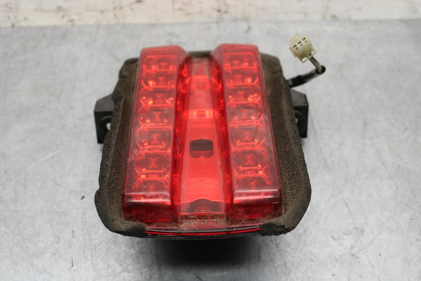 2006 Suzuki SV650S REAR TAIL TAILLIGHT BACK BRAKE LIGHT BB65