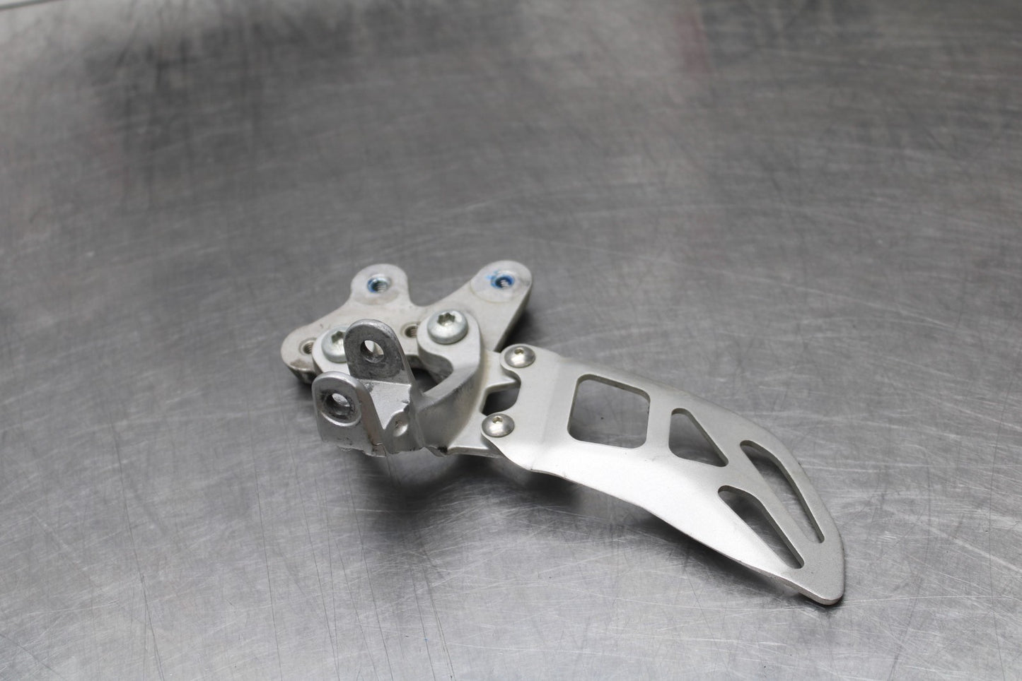 07 SUZUKI GSXR1000 LEFT REARSET REAR SET DRIVER FOOT PEG BRACKET MOUNT BB770