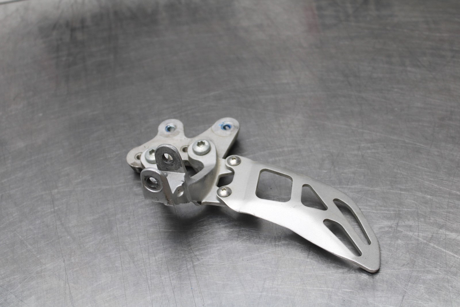07 SUZUKI GSXR1000 LEFT REARSET REAR SET DRIVER FOOT PEG BRACKET MOUNT BB770