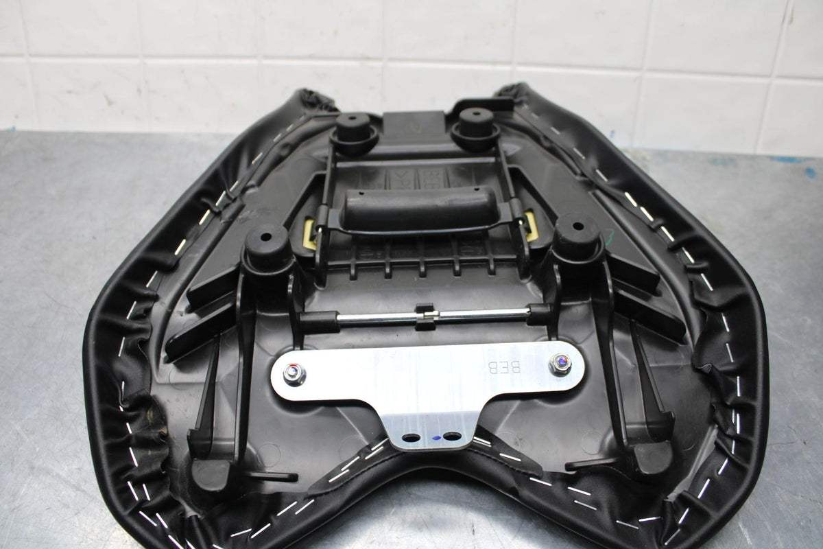 22-23 YAMAHA YZF R7 FRONT DRIVERS SEAT PAD SADDLE PILLION BB583