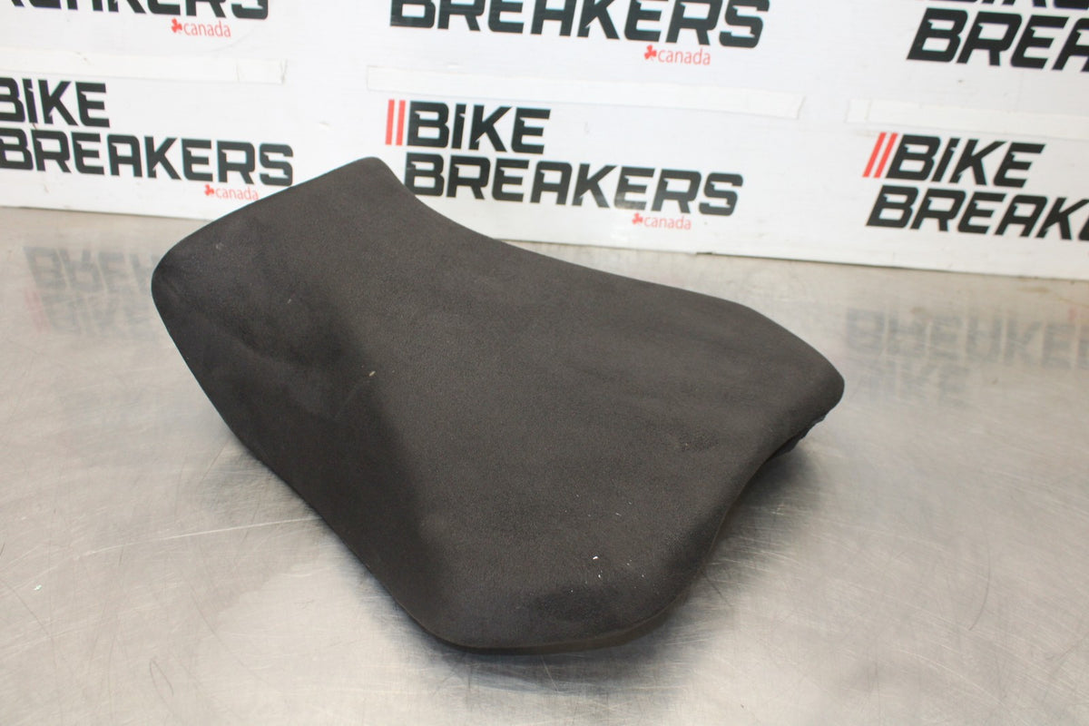 11-26 SUZUKI GSXR750 FRONT DRIVERS SEAT PAD SADDLE PILLION BB900-A