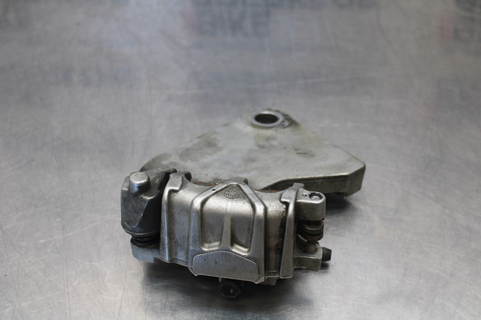 05-06 VICTORY KINGPIN DELUXE REAR BACK BRAKE CALIPER W MOUNT BRACKET BB195