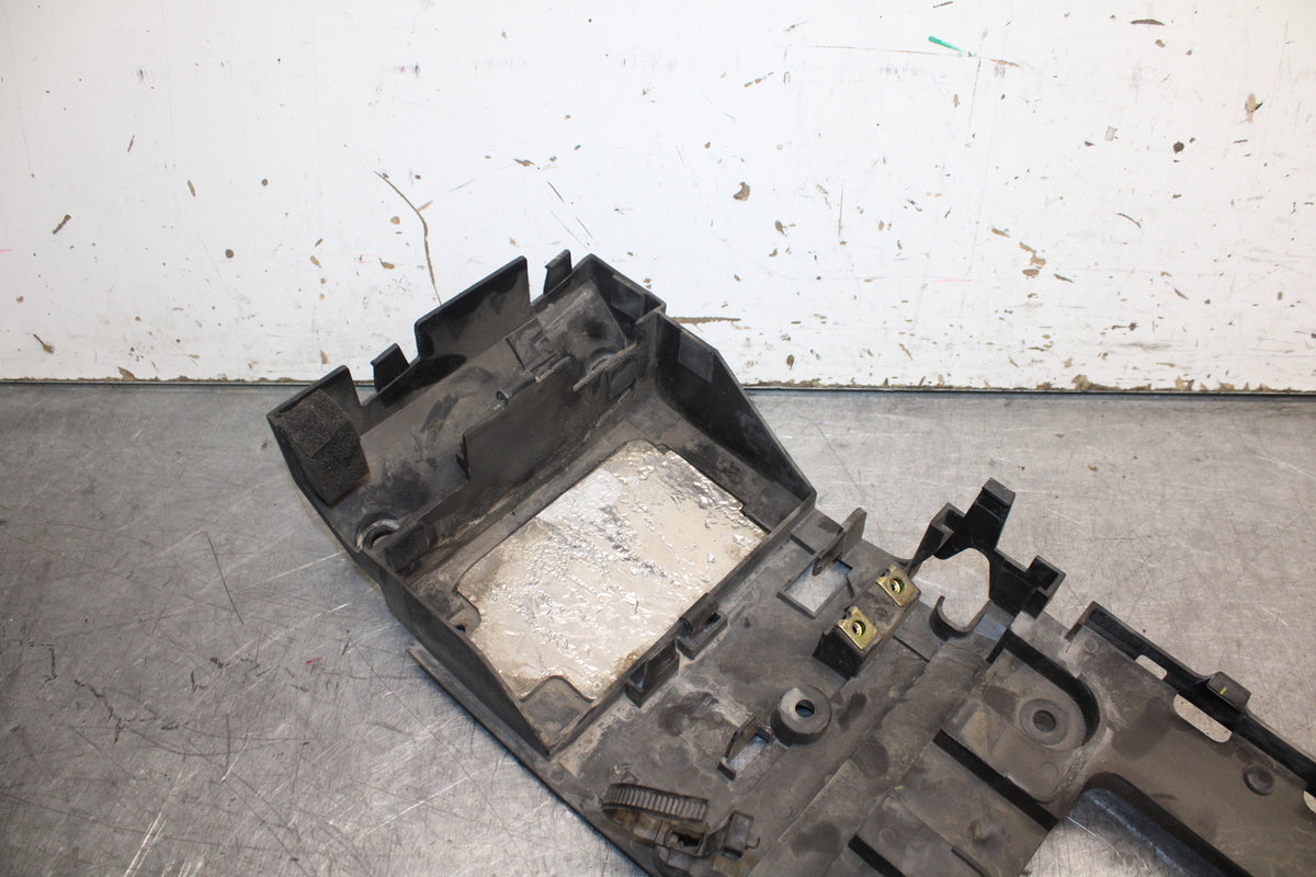 06 YAMAHA YZF R6 REAR BACK TAIL UNDERTAIL BATTERY TRAY PLASTIC BB716