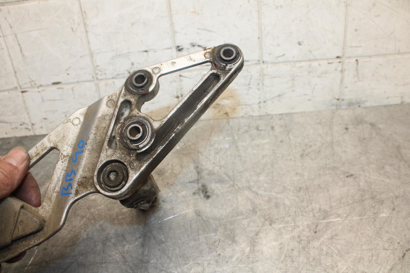 1993 Suzuki GSXR1100W LEFT REARSET REAR SET DRIVER FOOT PEG REST STOP BB46