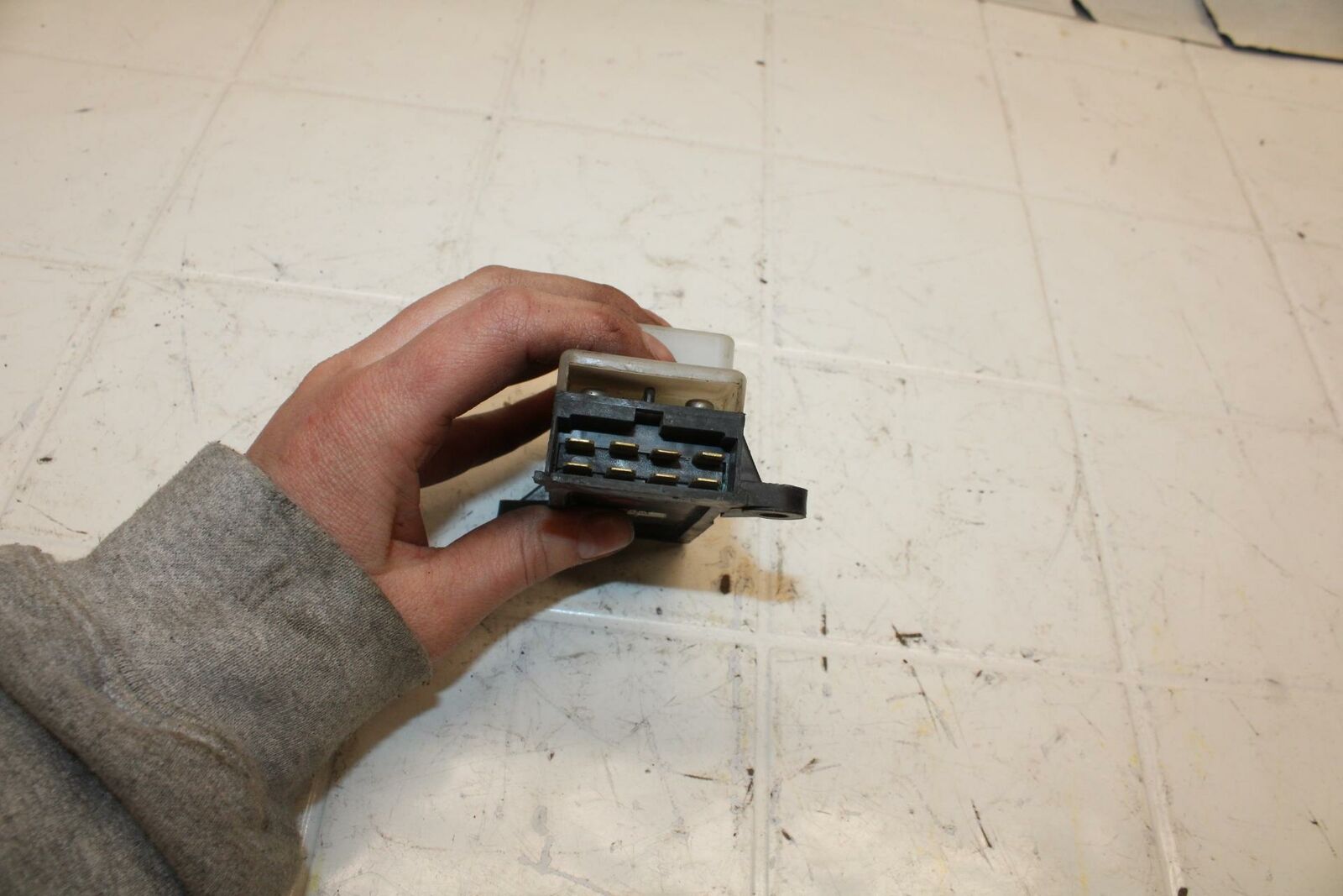 88 SUZUKI GSXR750 FUSE BOX BB18