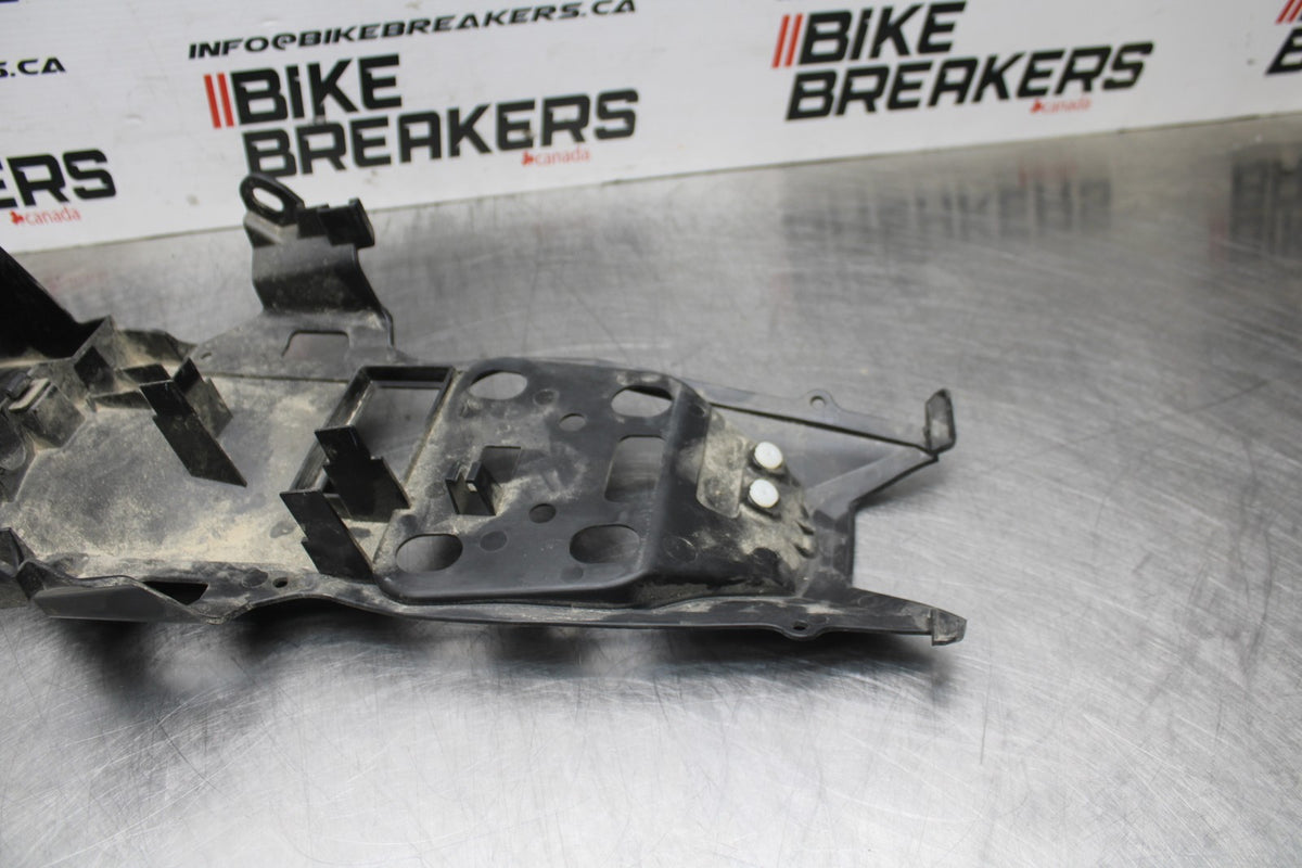 23 YAMAHA YZF R3 REAR BACK TAIL UNDERTAIL BATTERY TRAY PLASTIC BB806