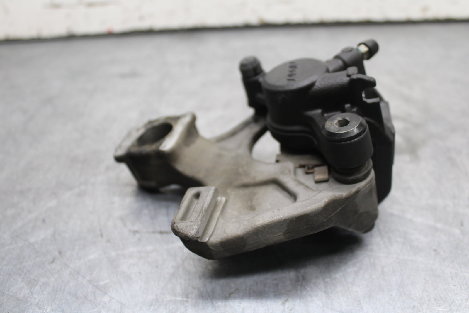11-24 SUZUKI GSXR750 REAR BRAKE CALIPER W MOUNT BRACKET 69100-47H10-999  BB714