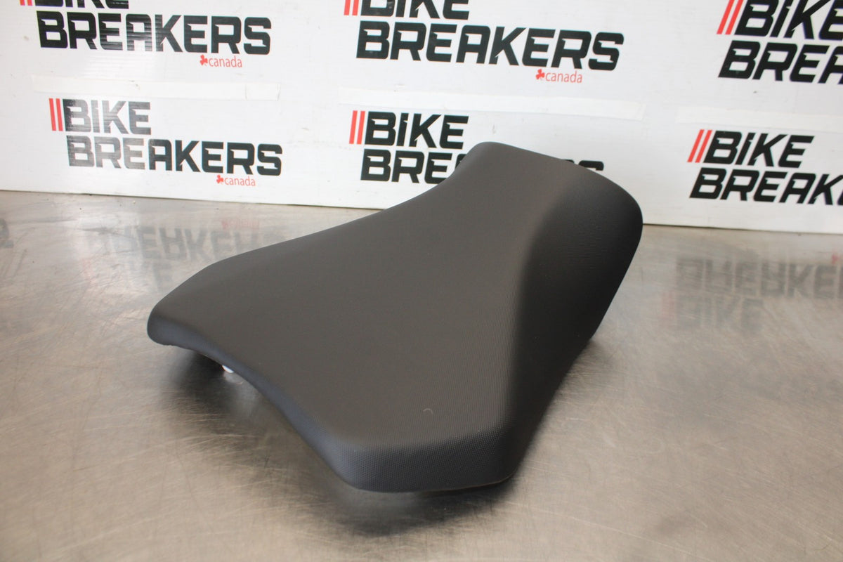 11-26 SUZUKI GSXR750 NEW TAKE OFF! FRONT DRIVERS SEAT PAD SADDLE PILLION BB882